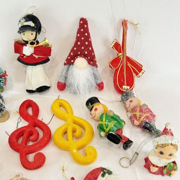 Lot Of 18 Vintage Christmas Holiday Ornaments & Brush Tree Decor Flocked Plastic - Picture 3 of 9